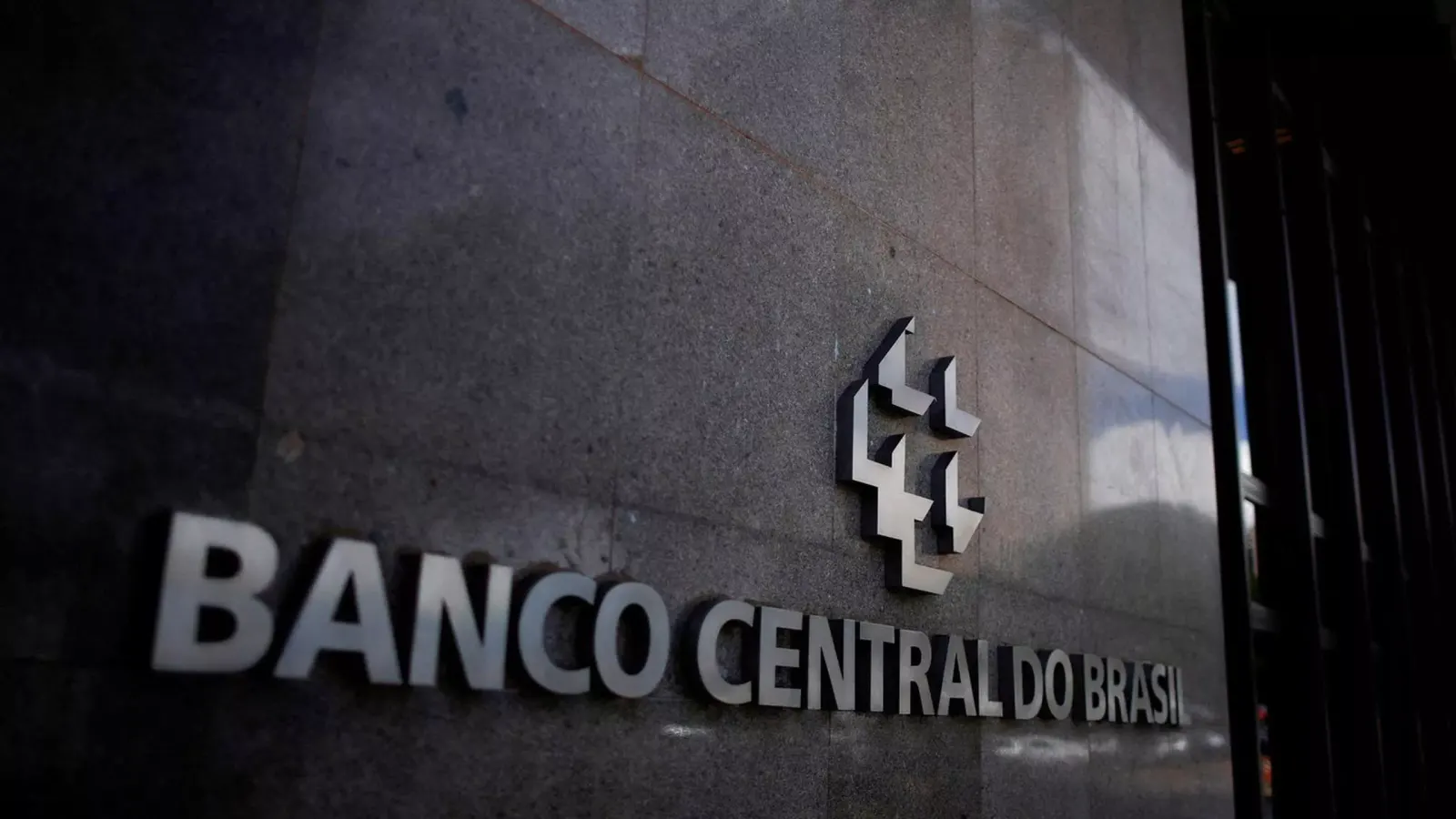 Logo do Banco Central do Brasil na fachada da sede da instituição, em Brasília