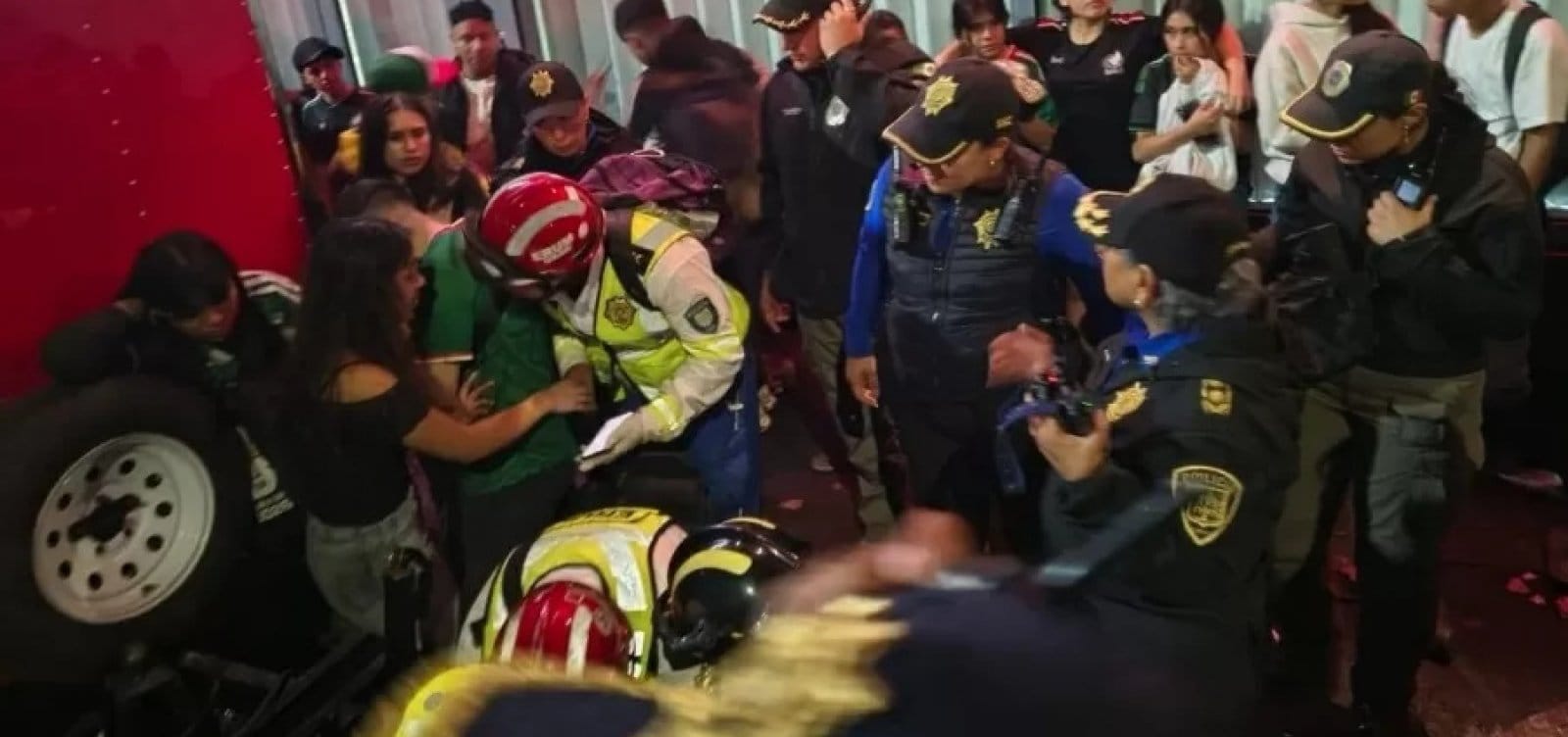 Equipes de resgate e policiais atendem torcedores em meio a aglomeração durante comemoração da Copa na Cidade do México
