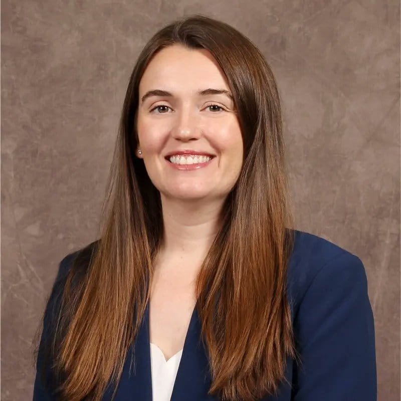 Retrato de Erin Piacenti, vice-presidente do Bank of America, sorrindo em foto profissional