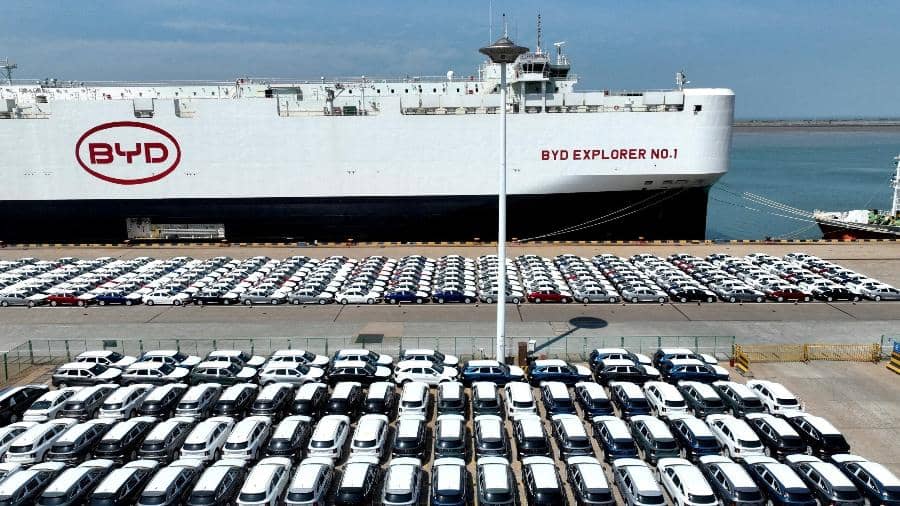 Navio cargueiro BYD Explorer No. 1 atracado em porto com centenas de carros novos enfileirados no pátio
