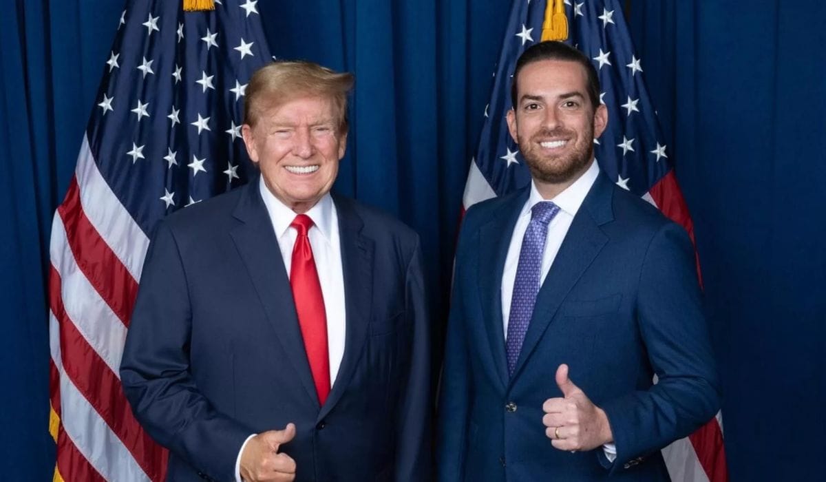 O presidente Donald Trump ao lado do deputado Daniel Perez, ambos em frente a bandeiras dos Estados Unidos