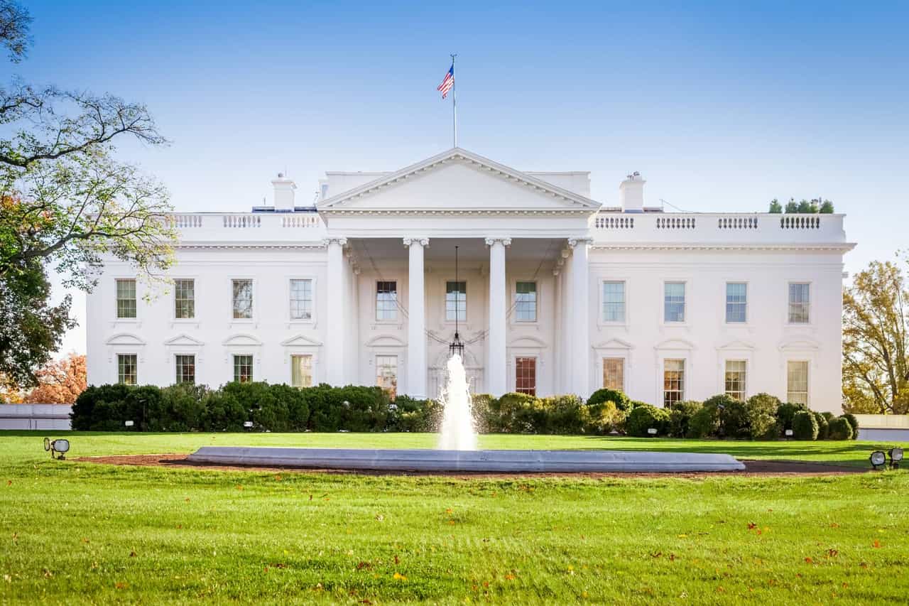 Fachada da Casa Branca, em Washington, com bandeira dos Estados Unidos no topo