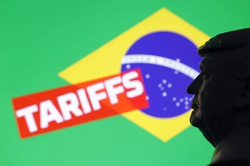 Silhueta de Donald Trump diante da bandeira do Brasil com a palavra TARIFFS em destaque