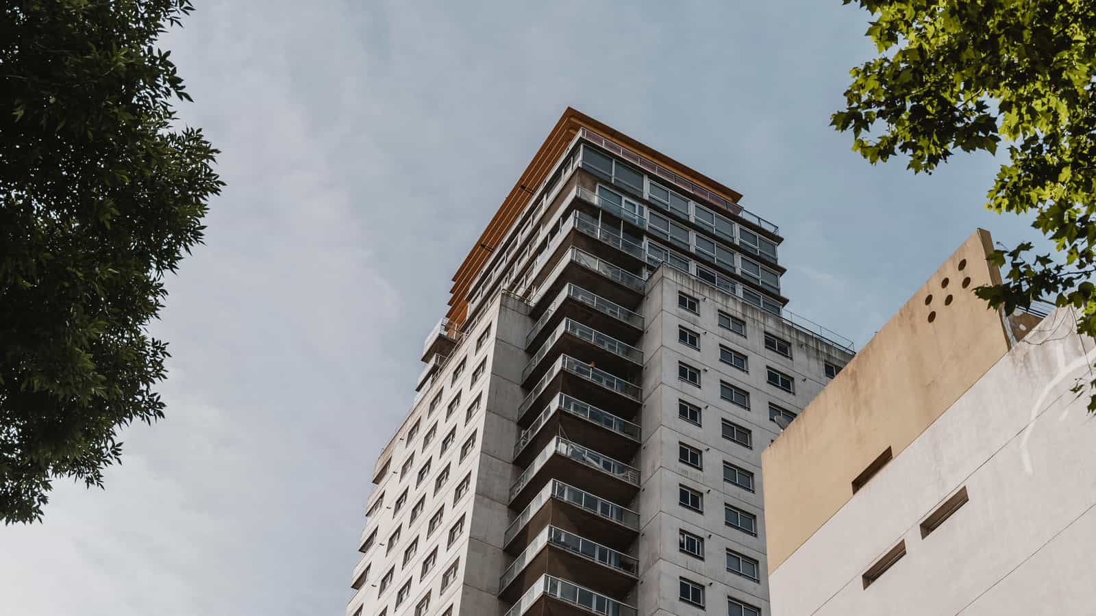 Prédio de apartamentos residenciais em bairro urbano americano