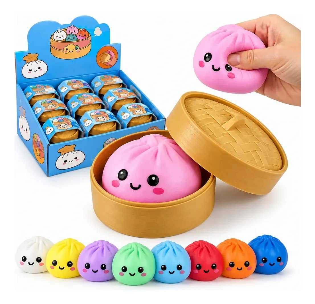 Brinquedos squishy em formato de dumpling, em várias cores, com cesto de bambu e caixa de exposição
