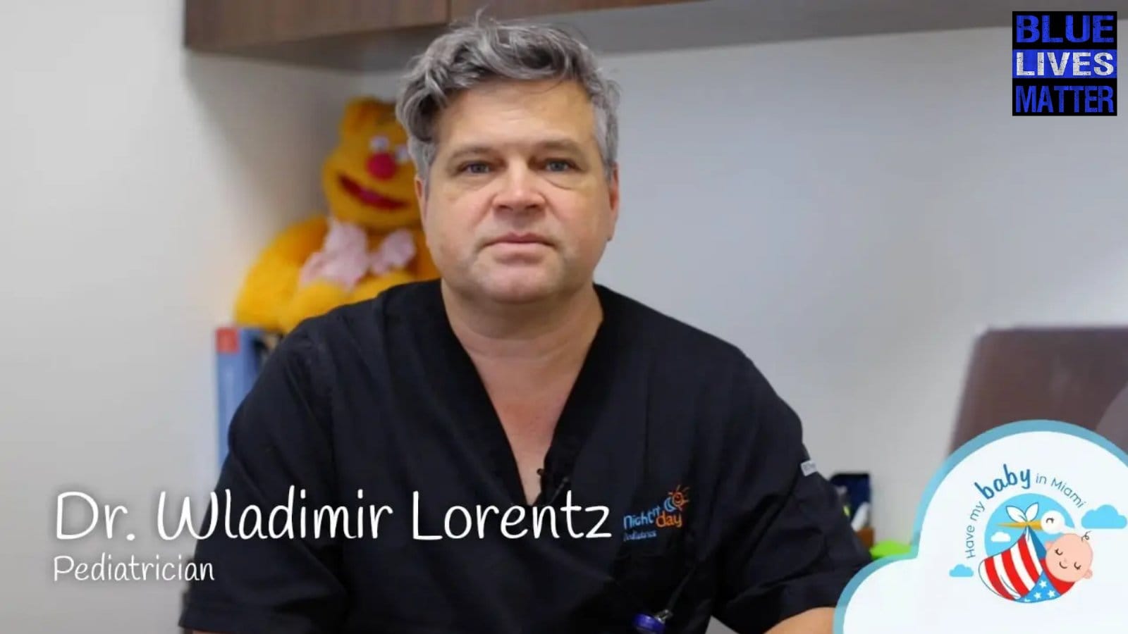 Médico em consultório pediátrico, com logo de campanha ao fundo