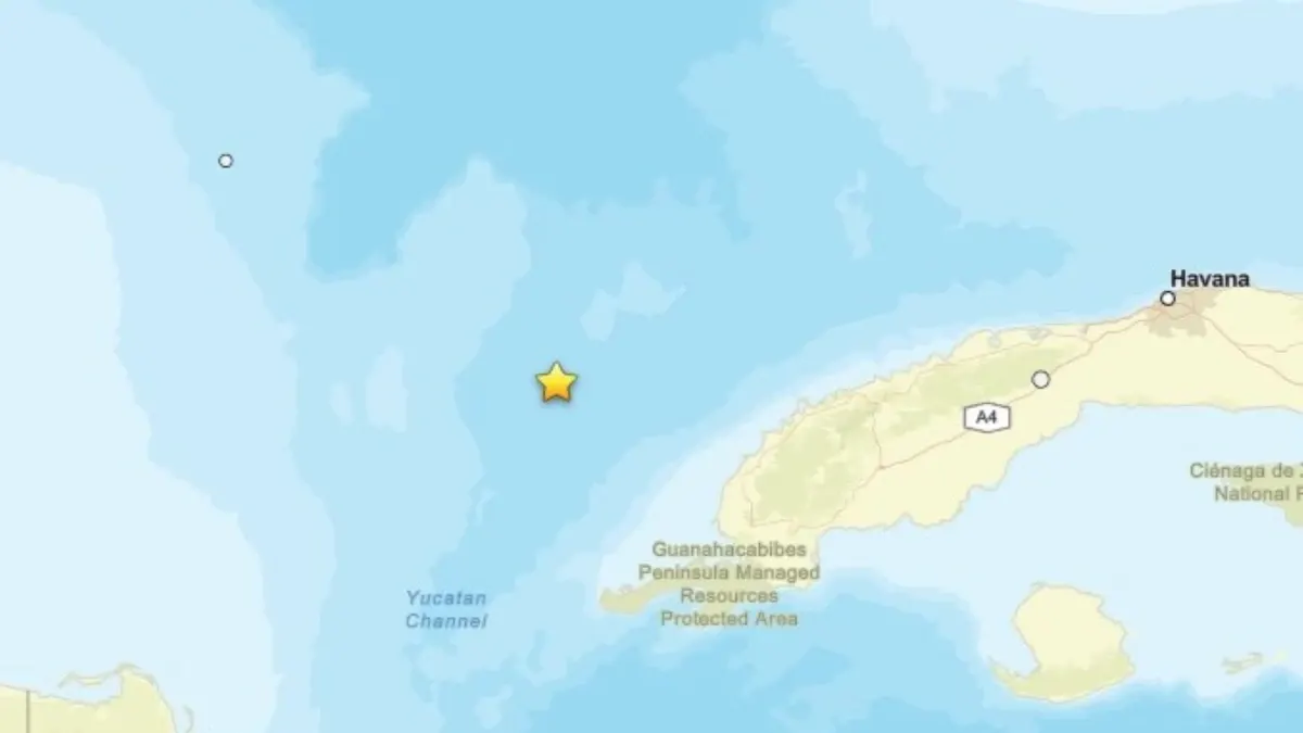 Mapa do USGS com uma estrela marcando o epicentro do terremoto no mar, a oeste de Cuba, próximo ao Canal de Yucatán