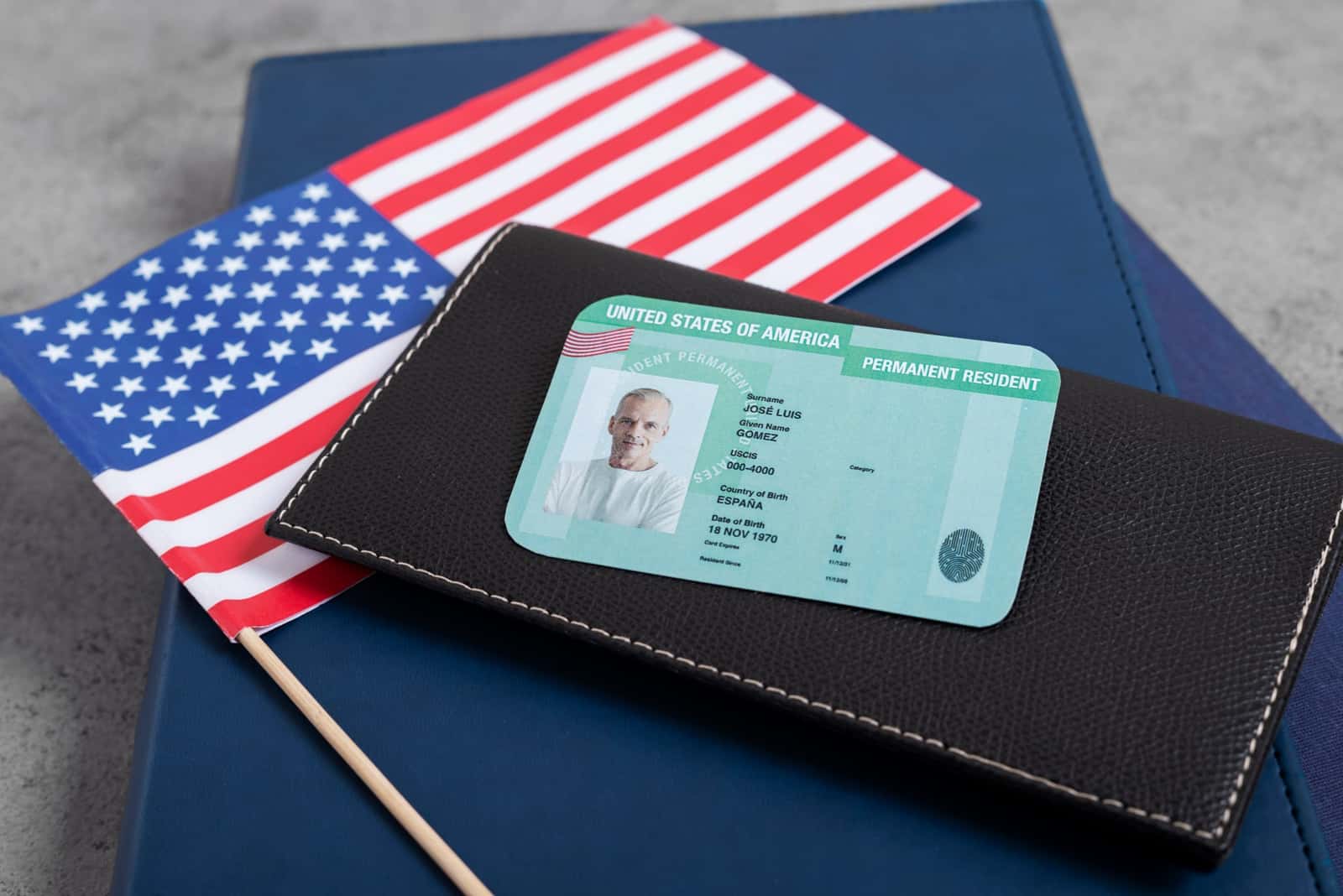 Cartão de residente permanente dos Estados Unidos ao lado de uma bandeira americana