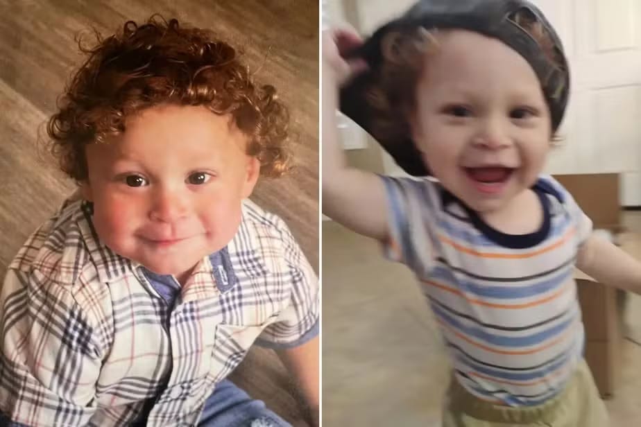 Duas fotos lado a lado de um menino pequeno de cabelos cacheados, sorridente, em ambiente doméstico