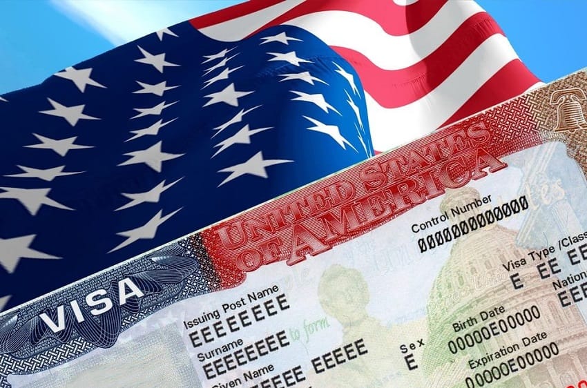 Visto dos Estados Unidos sobre a bandeira americana, com os dizeres 'United States of America' e 'Visa' em destaque