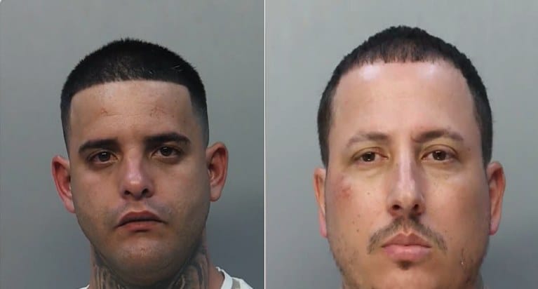 Duas fotos de ficha policial lado a lado, de dois homens de cabelo curto diante de fundo cinza