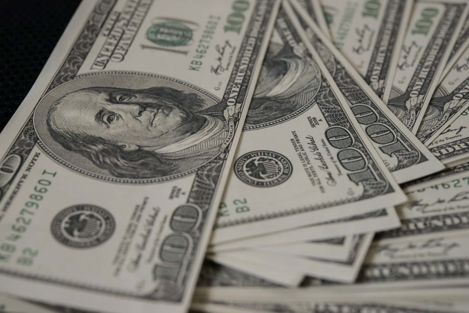 Notas de dólar americano sobre uma mesa