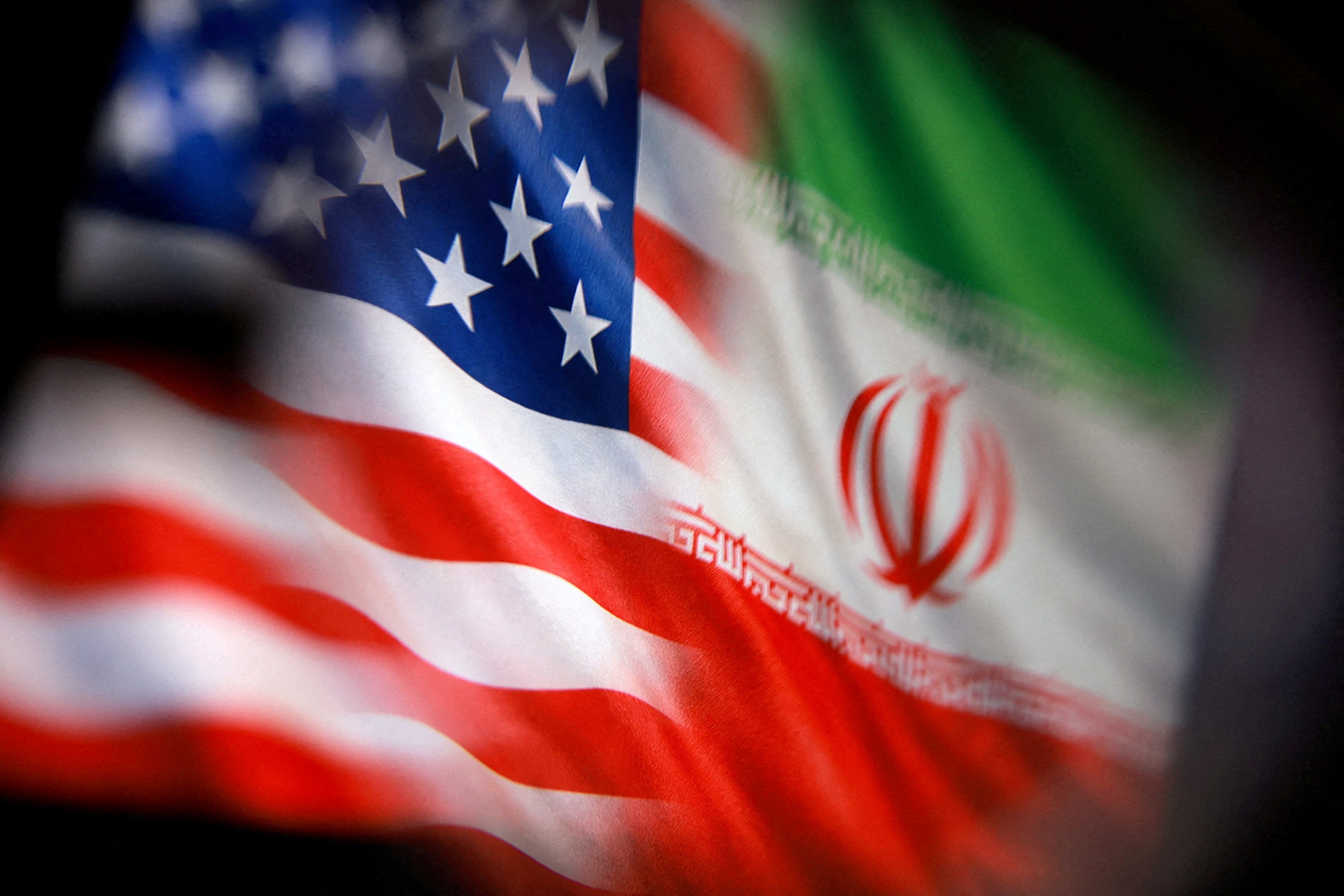 Bandeiras dos Estados Unidos e do Irã sobrepostas, em close