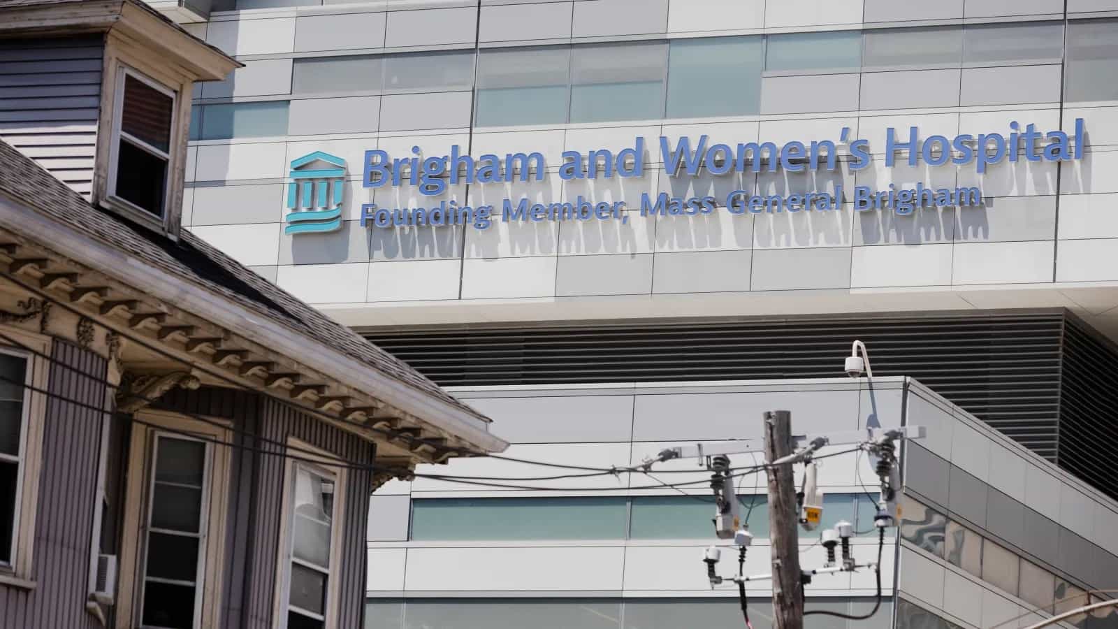 Fachada do Brigham and Women's Hospital, em Boston, com o letreiro do hospital sobre o prédio