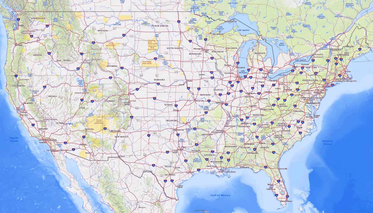 Mapa dos Estados Unidos continentais com a malha de rodovias interestaduais, os nomes dos estados e das principais cidades