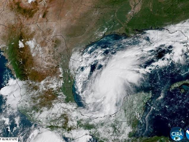 Imagem de satélite mostra uma tempestade sobre o Golfo do México, com a costa do Texas e do México à esquerda
