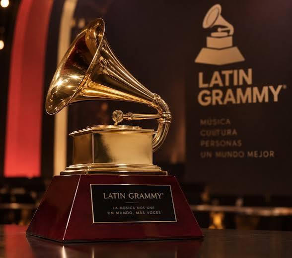 Troféu dourado do Latin Grammy, um gramofone, diante do logotipo da premiação