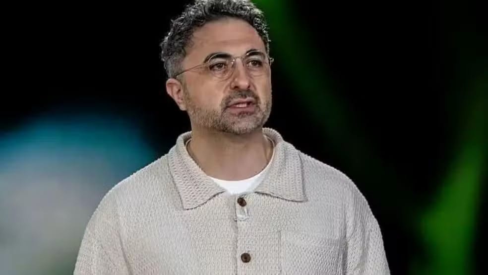 Retrato de Mustafa Suleyman, chefe da divisão de IA da Microsoft