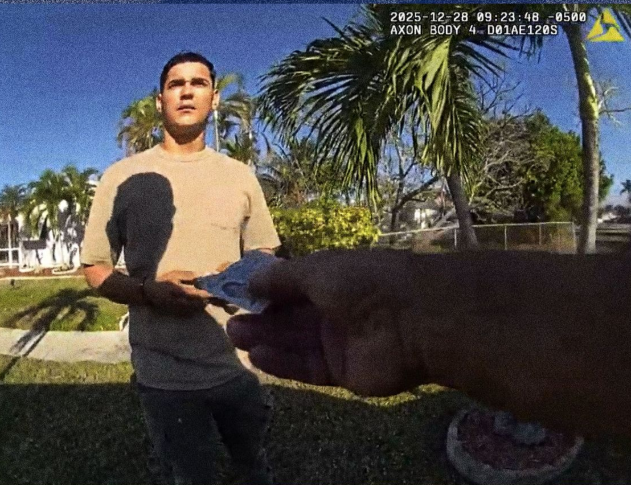 Frame de bodycam policial mostrando homem sendo abordado em rua residencial da Florida