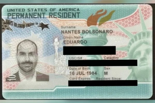 Green card (cartão de residente permanente dos EUA) em nome de Eduardo Nantes Bolsonaro, com data de nascimento 10 JUL 1984 e campos de número, categoria e validade tarjados