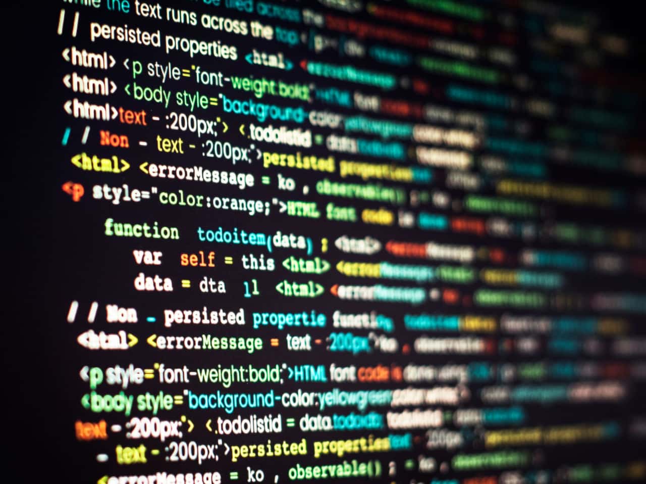 Tela de computador exibindo linhas de código de programação em close-up