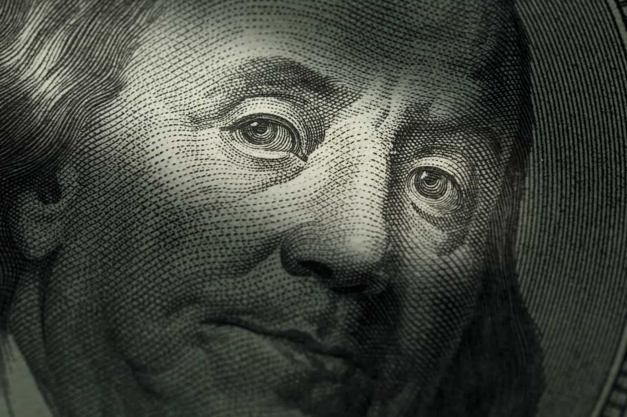 Close-up do retrato de Benjamin Franklin em uma nota de cem dólares