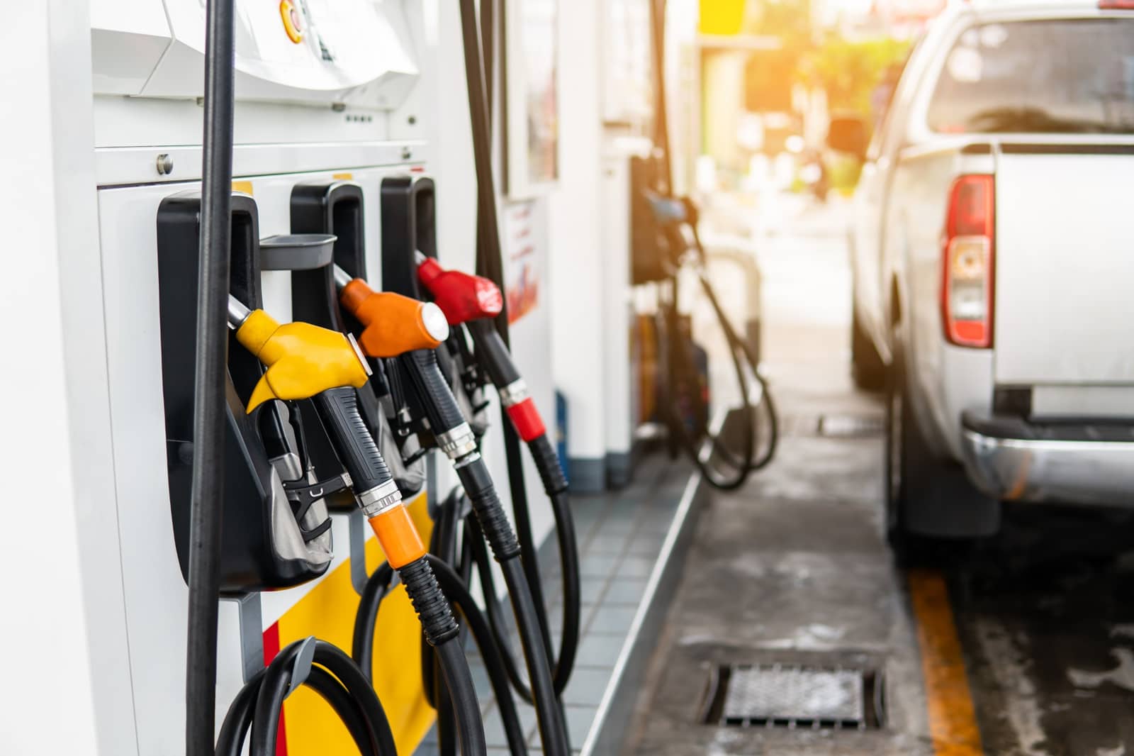 Bicos de bomba de combustível coloridos em um posto de gasolina