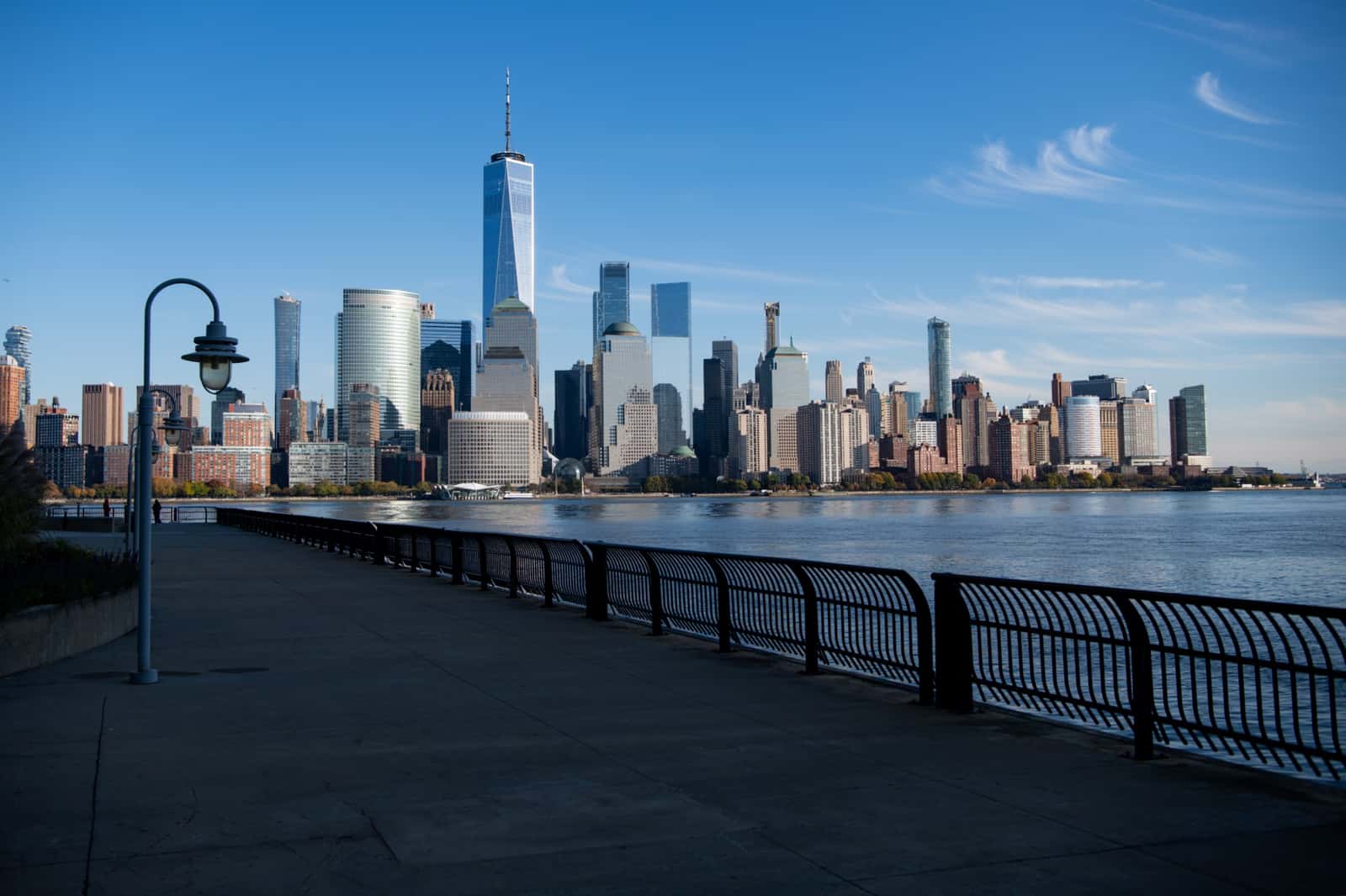 Vista da orla de Nova Jersey com o horizonte de Manhattan e o One World Trade Center ao fundo