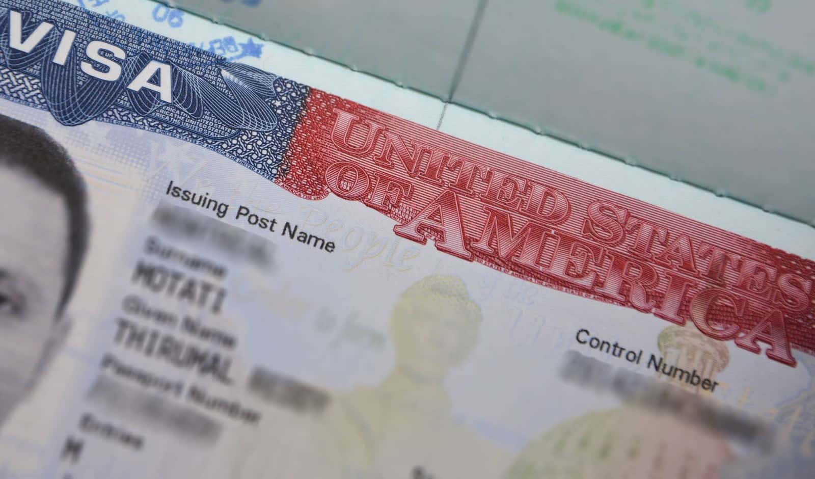 Detalhe de um visto americano com a inscrição United States of America, o campo de local de emissão e o número de controle borrado