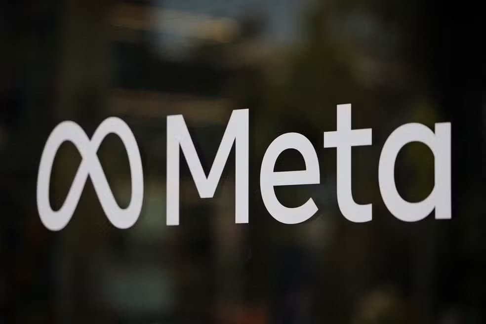 Logotipo da Meta, com o símbolo de infinito, em letras brancas sobre fundo escuro desfocado