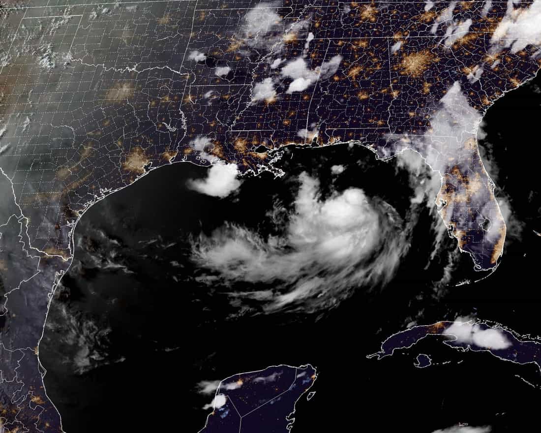 Imagem de satélite do Golfo do México à noite mostrando a nuvem espiral da tempestade tropical Bertha entre a costa da Louisiana e a Flórida