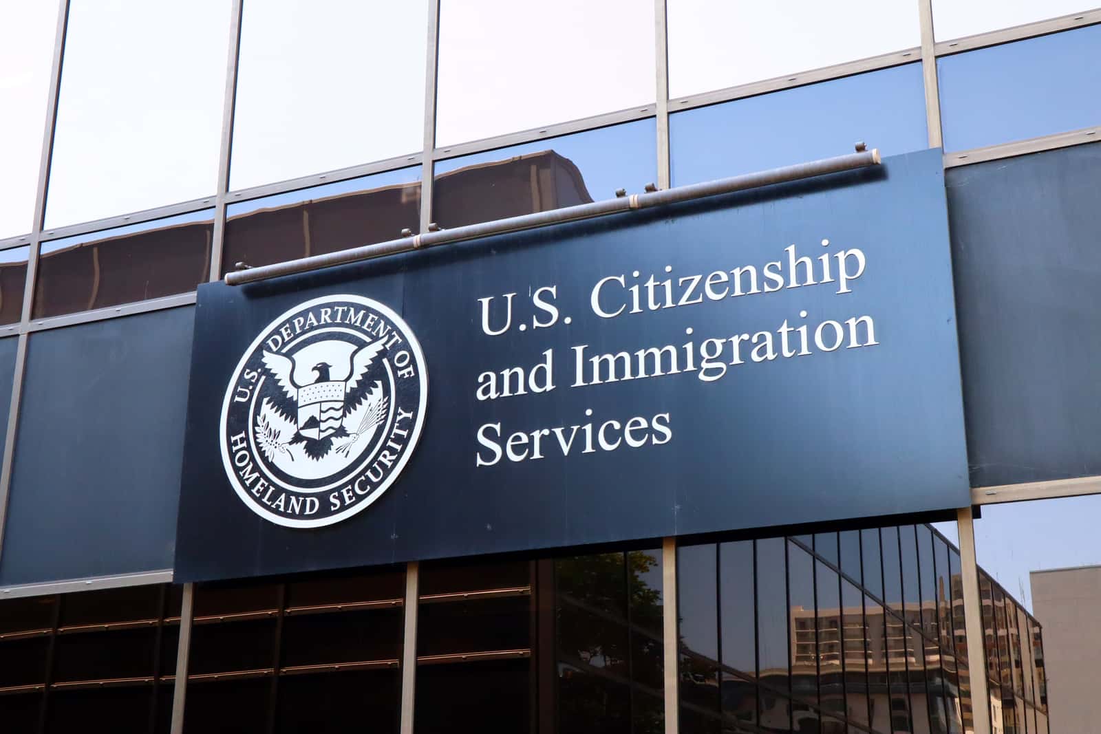 Fachada de um prédio do Serviço de Cidadania e Imigração dos EUA (USCIS)