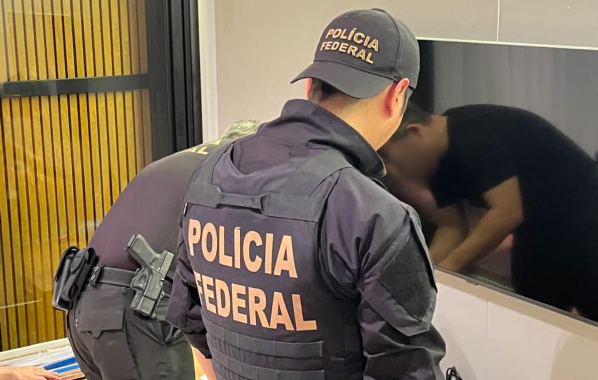Agentes da Polícia Federal durante operação de cumprimento de mandado