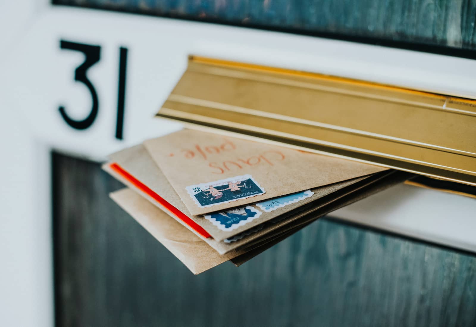 Envelopes de correspondência saindo da abertura de uma caixa de correio