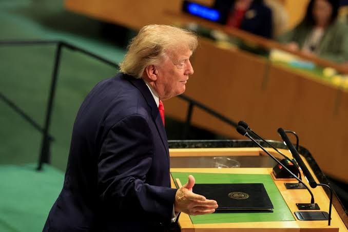 Donald Trump discursando no pódio da Assembleia Geral da ONU
