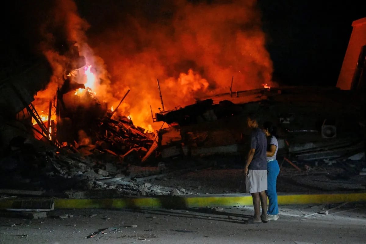 Destroços e fogo em área atingida por terremoto na Venezuela