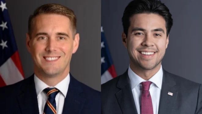 Montagem com os retratos oficiais de dois homens de terno sorrindo, cada um posando diante de uma bandeira dos Estados Unidos