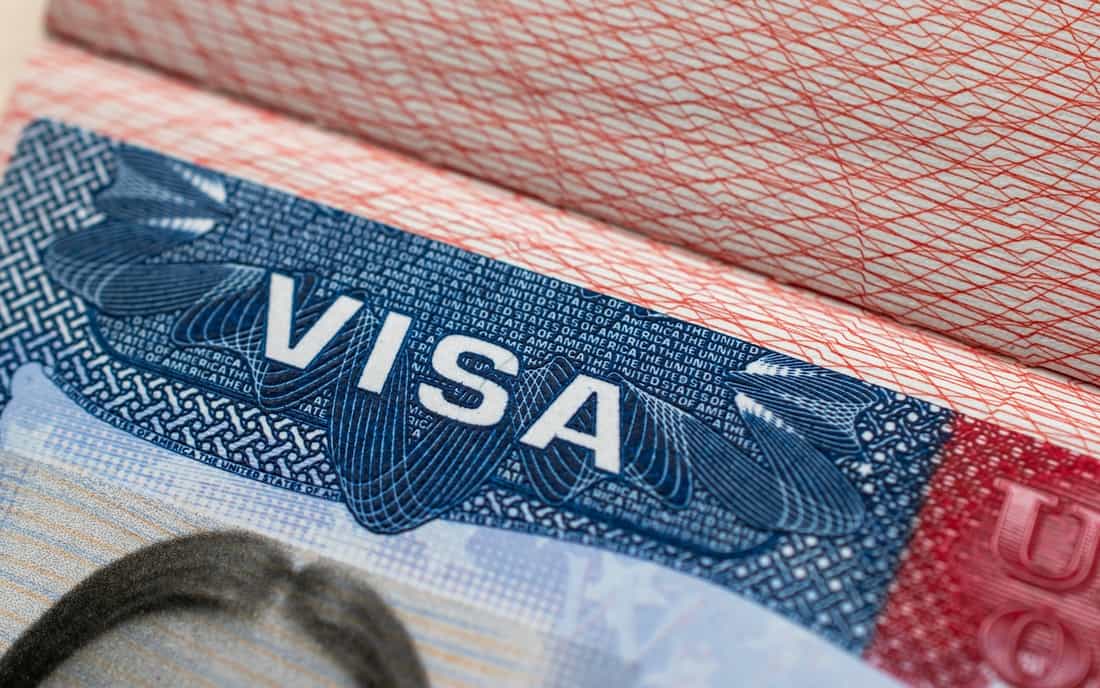 Carimbo VISA em página de passaporte americano fechado