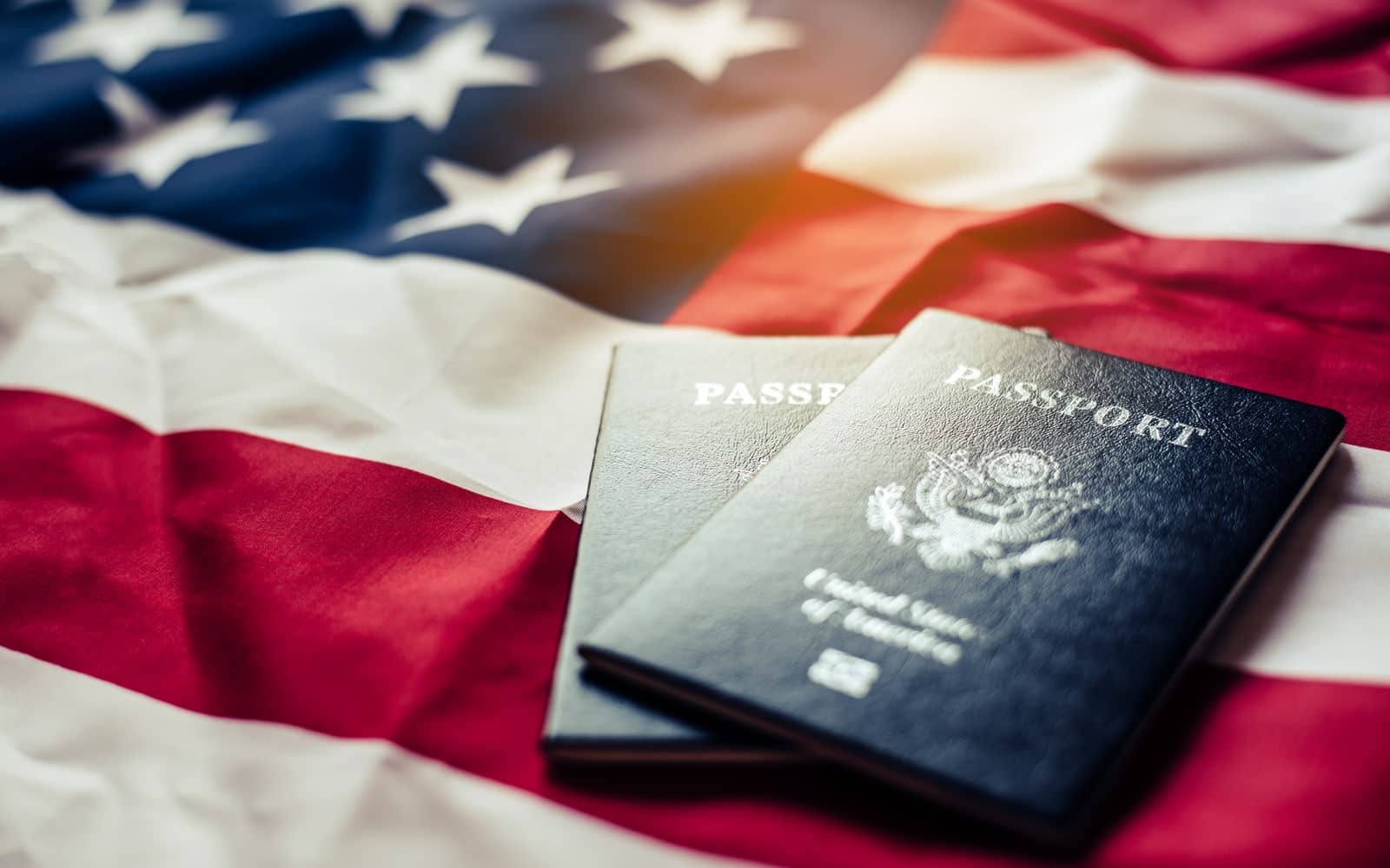Bandeira dos Estados Unidos ao lado de passaporte americano