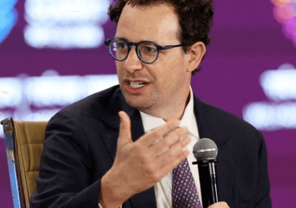 Dario Amodei, CEO da Anthropic, falando ao microfone durante evento
