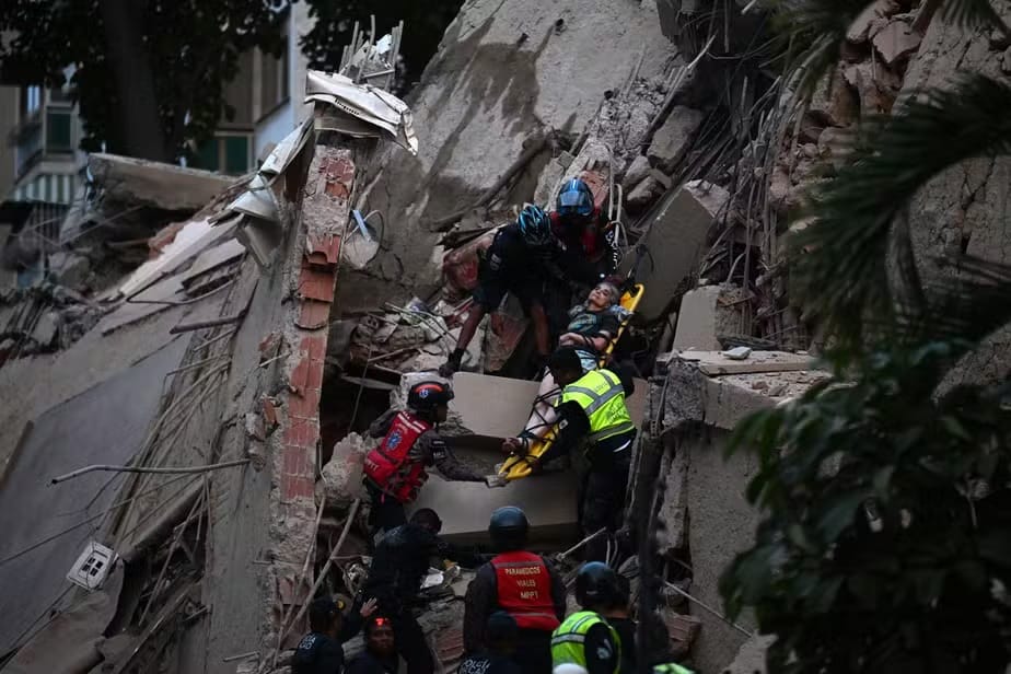 Equipes de resgate retiram vítima de escombros de prédio desabado após terremoto na Venezuela