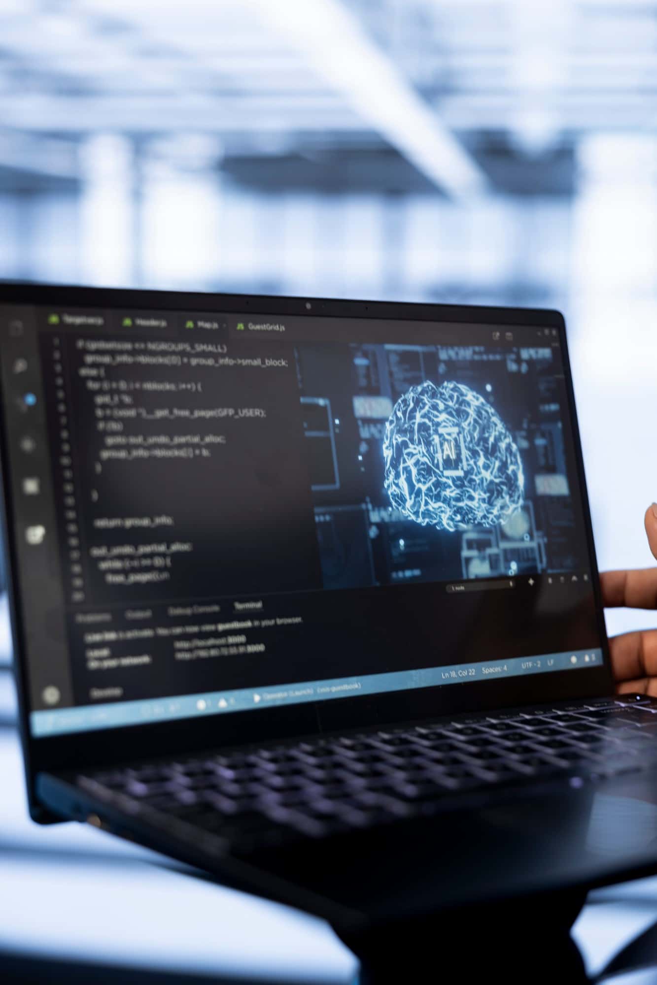 Tela de notebook exibindo código de programação e ilustração de rede neural artificial