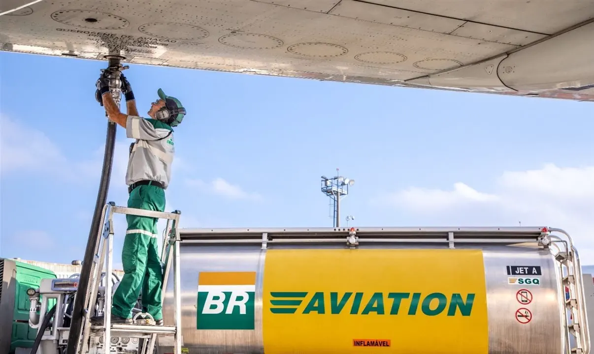 Funcionário da Petrobras BR Aviation abastece uma aeronave com querosene de aviação a partir de um caminhão-tanque